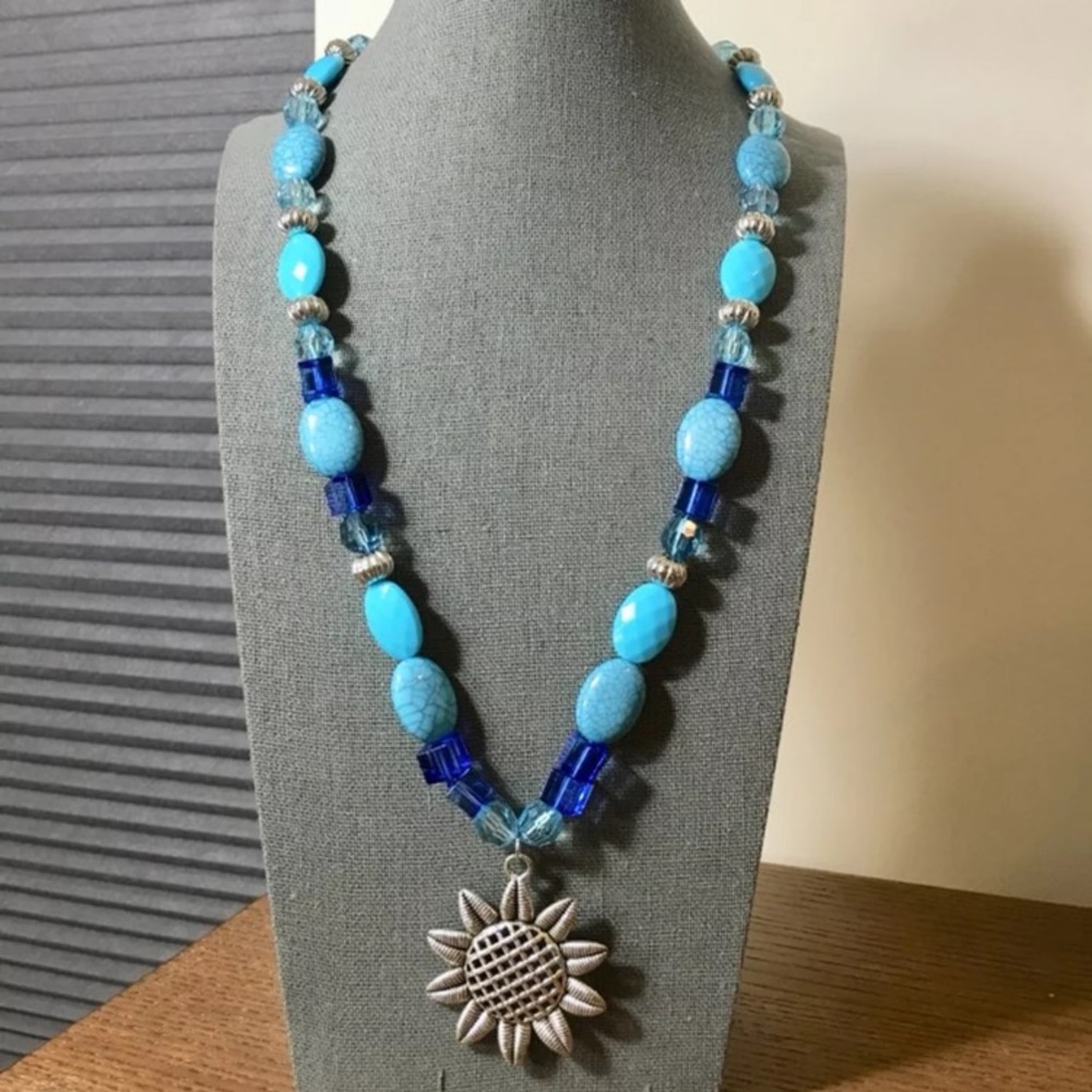 Blue beads with sunflower pendant NWOT